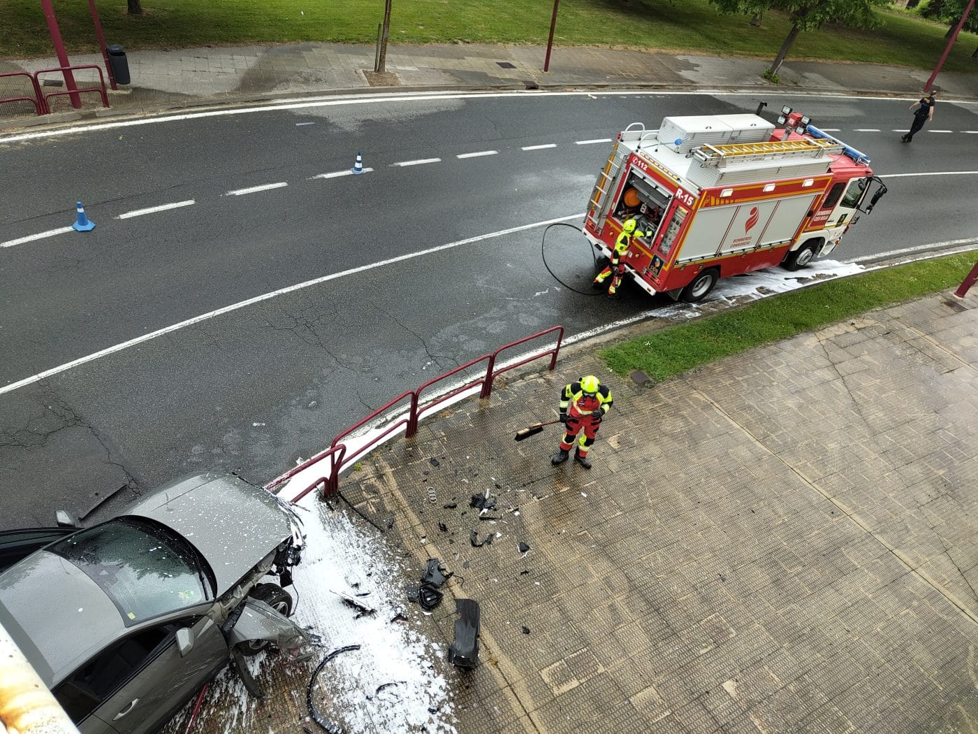 Trasladan a una mujer al centro de salud tras la salida de vía de un turismo en Haro 3