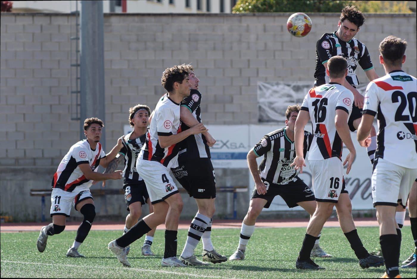 El Haro empata con el Varea y se queda a cinco puntos del playoff 11