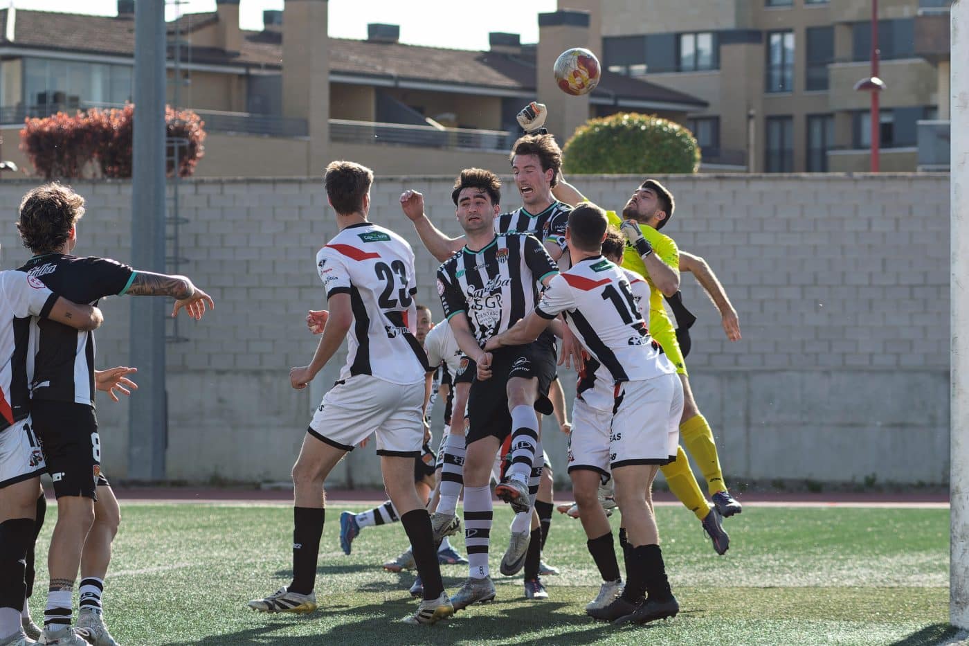 El Haro empata con el Varea y se queda a cinco puntos del playoff 8