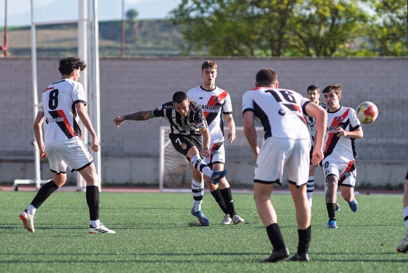 El Haro empata con el Varea y se queda a cinco puntos del playoff 1