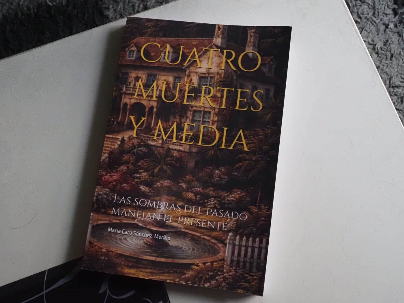 María Caro debuta en la novela con 'Cuatro muertes y media', una historia dirigida al público joven 1