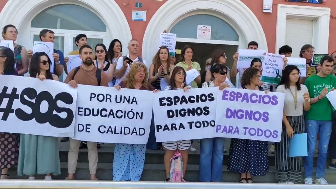 Concentración en el IES Manuel Bartolomé Cossío de Haro para exigir "espacios dignos" para el centro 26 Concentración en el IES Manuel Bartolomé Cossío de Haro para exigir "espacios dignos" para el centro 26