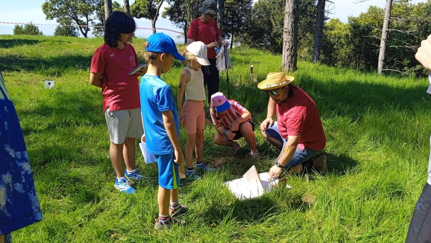 Casi 400 personas participan en la chiqui-ruta 'La Rosa de los vientos' entre Ábalos y Peña la Rosa 2