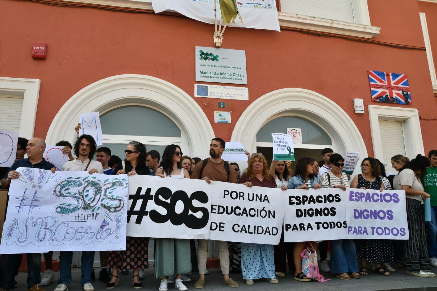 Concentración en el IES Manuel Bartolomé Cossío de Haro para exigir "espacios dignos" para el centro 13 Concentración en el IES Manuel Bartolomé Cossío de Haro para exigir "espacios dignos" para el centro 13