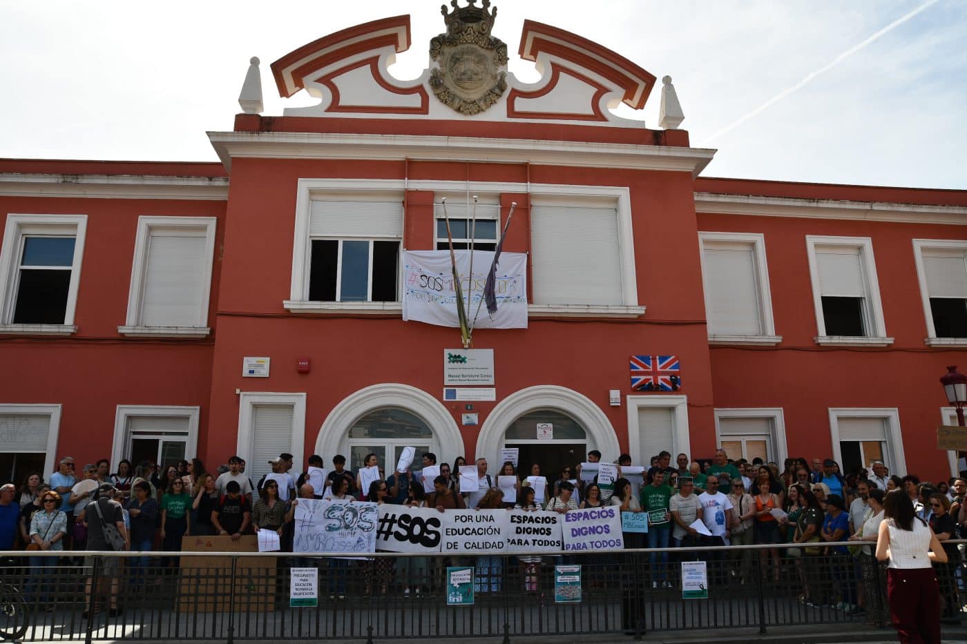 Concentración en el IES Manuel Bartolomé Cossío de Haro para exigir "espacios dignos" para el centro 2 Concentración en el IES Manuel Bartolomé Cossío de Haro para exigir "espacios dignos" para el centro 2