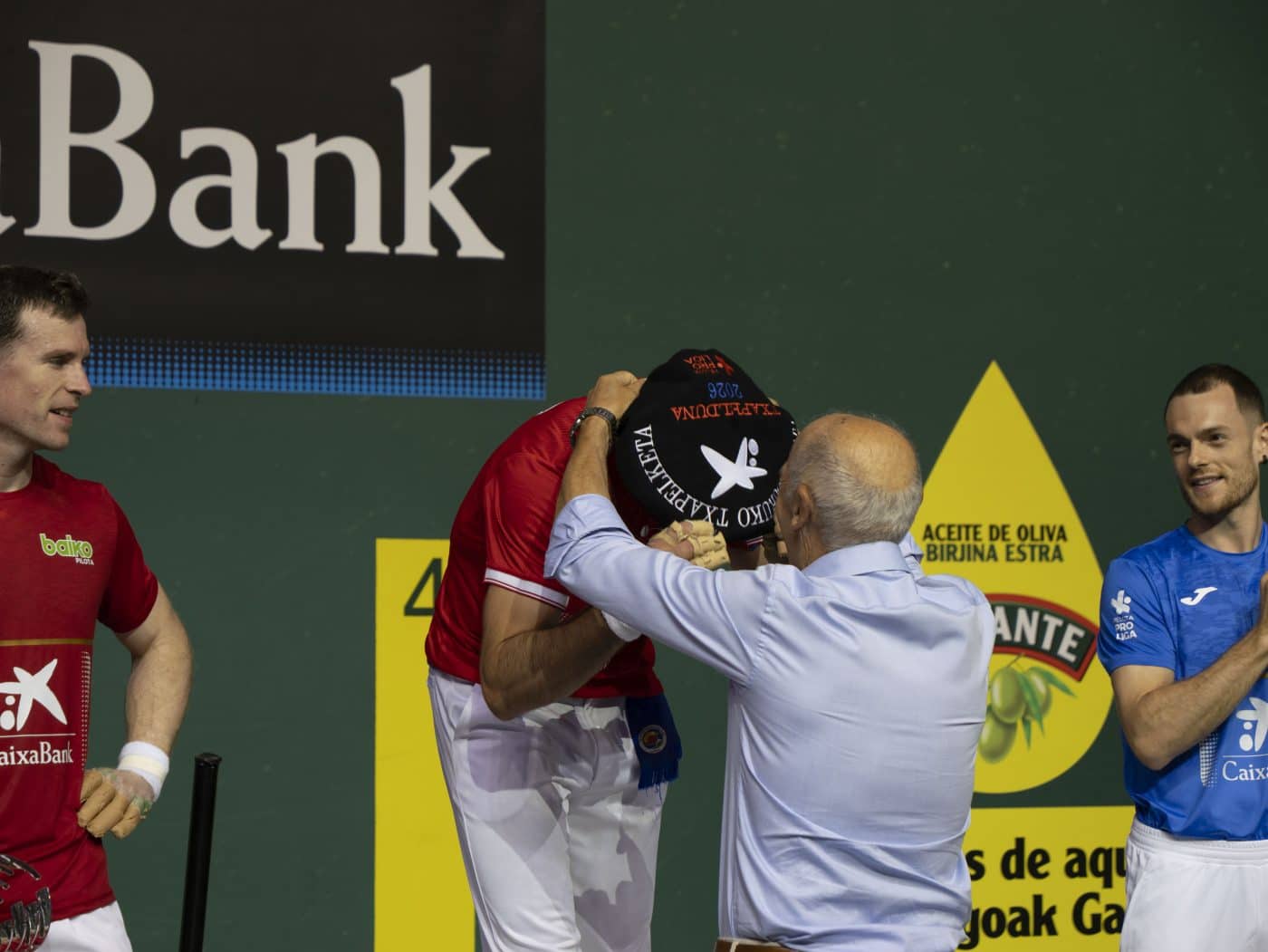 Darío toca la gloria en el Manomanista con una exhibición ante Artola 2
