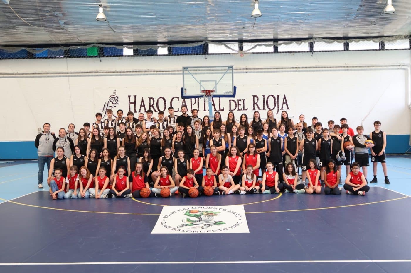 El Club Baloncesto Haro homenajea a Eduardo García en una emotiva despedida de temporada 1