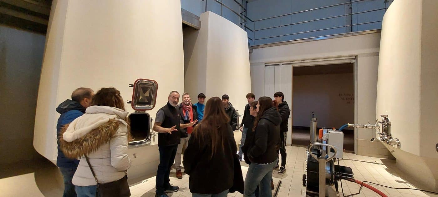 Estudiantes de Vitivinicultura del Cossío visitan Ramón Bilbao para conocer de cerca el proceso de elaboración del vino 1