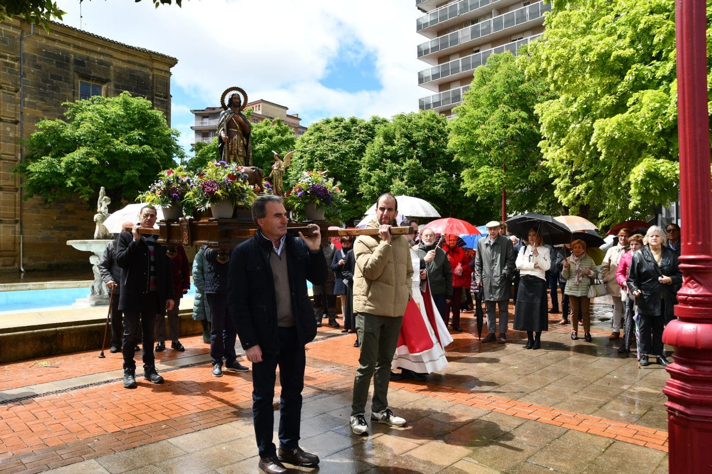 Haro celebra la festividad de San Isidro bajo la lluvia 12