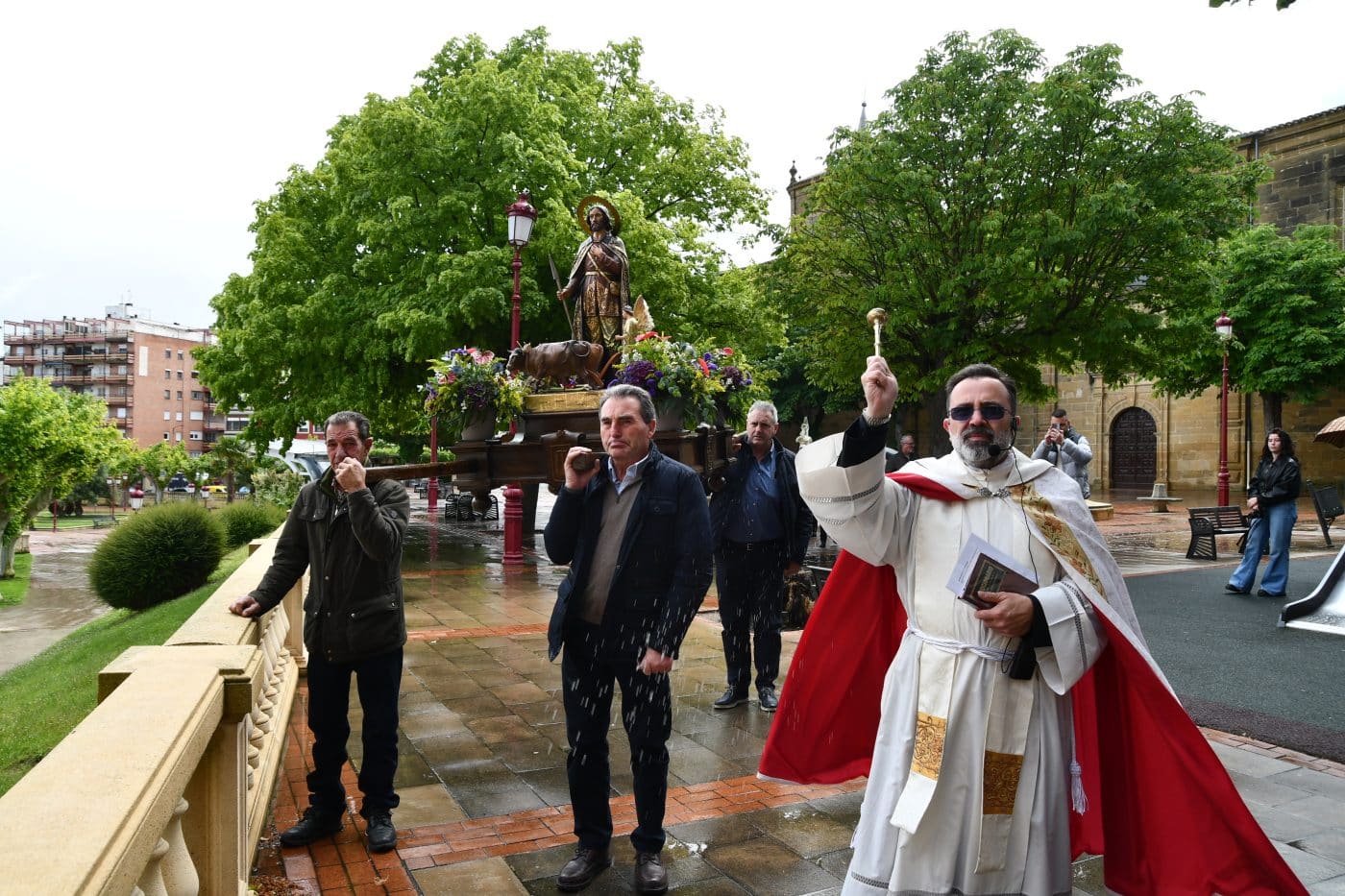 Haro celebra la festividad de San Isidro bajo la lluvia 1