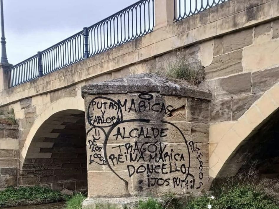 Óscar Reina denuncia una pintada con insultos homófobos en el Puente del Santo 1