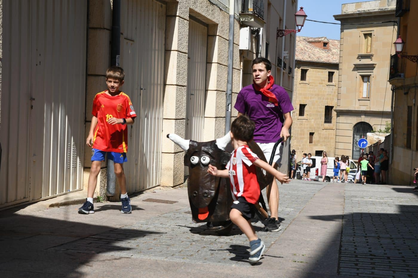 FOTOS: El encierro infantil y los gigantes y cabezudos desafían al calor en una animada mañana de fiestas en Haro 23