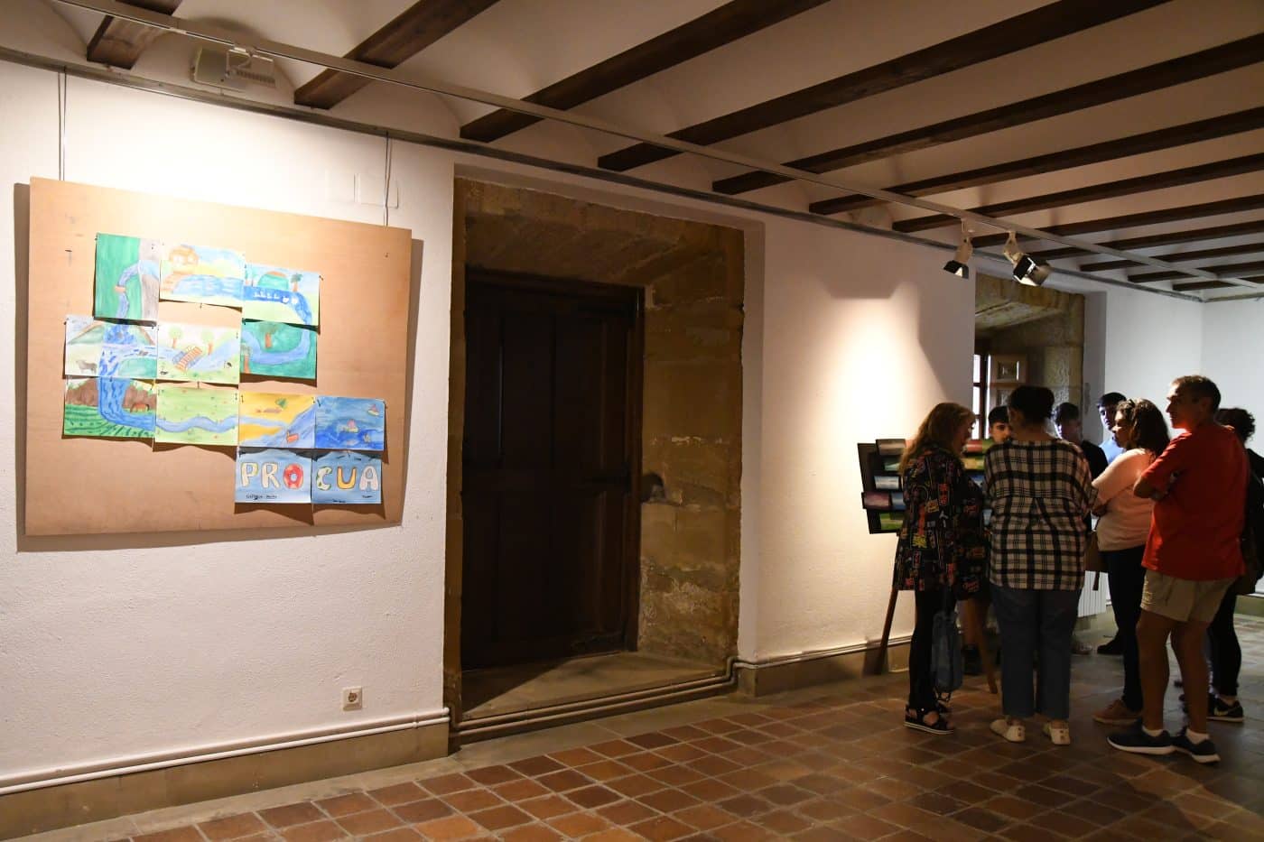 Estudiantes del Cossío convierten el trazado del Ebro en una exposición artística en Haro 3