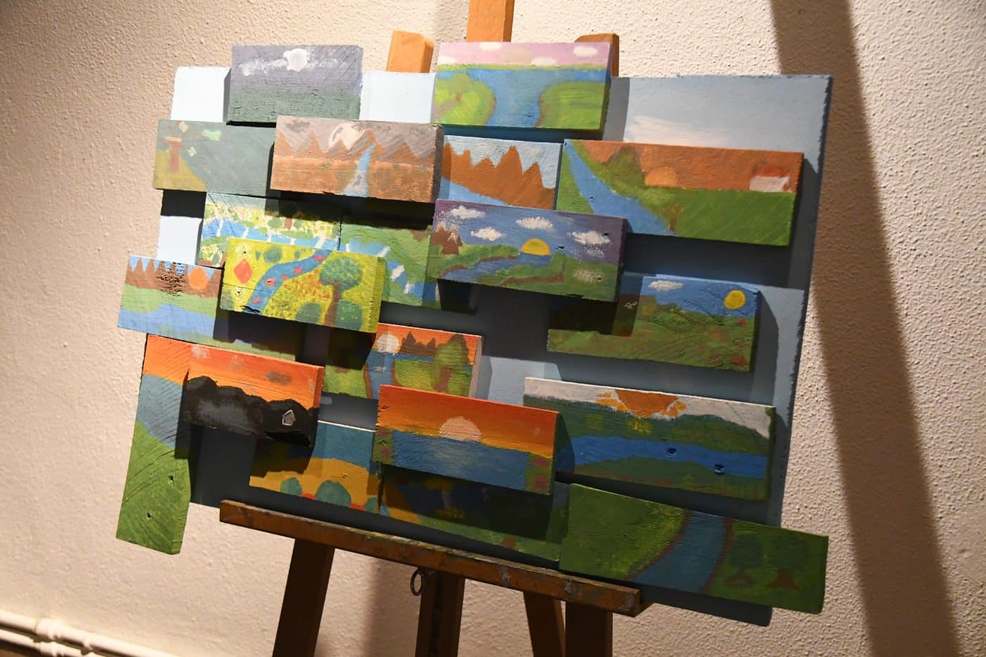 Estudiantes del Cossío convierten el trazado del Ebro en una exposición artística en Haro 12