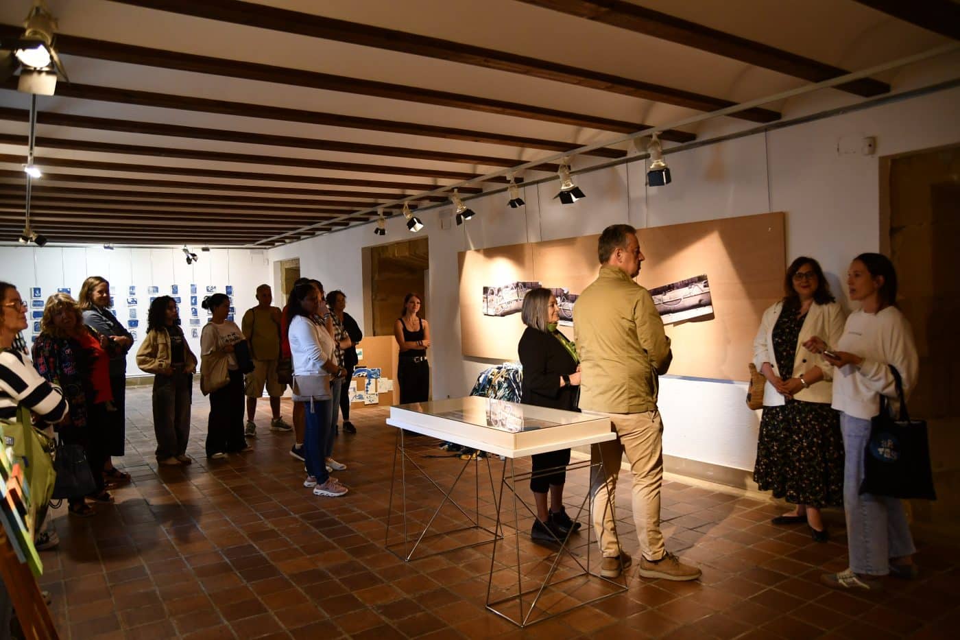 Estudiantes del Cossío convierten el trazado del Ebro en una exposición artística en Haro 2