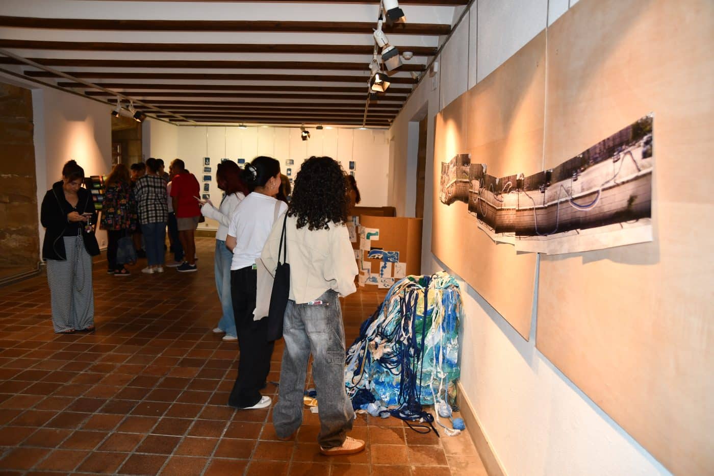 Estudiantes del Cossío convierten el trazado del Ebro en una exposición artística en Haro 10