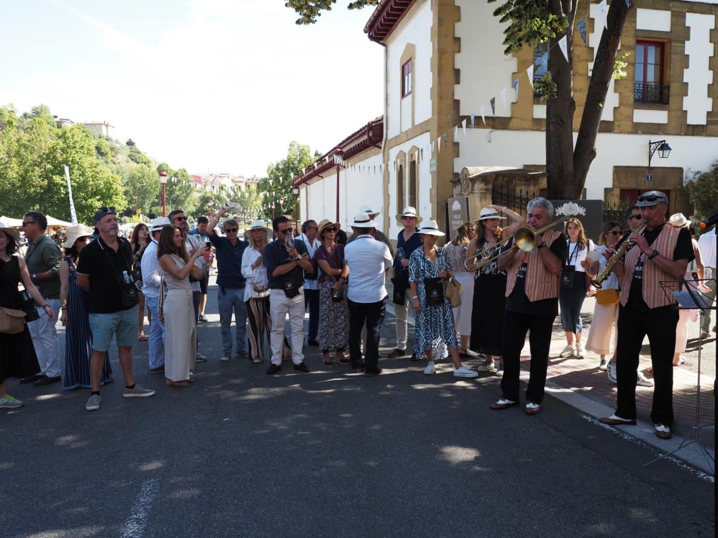 FOTOS: El Barrio de la Estación de Haro desafía al calor y celebra una multitudinaria fiesta del vino 69