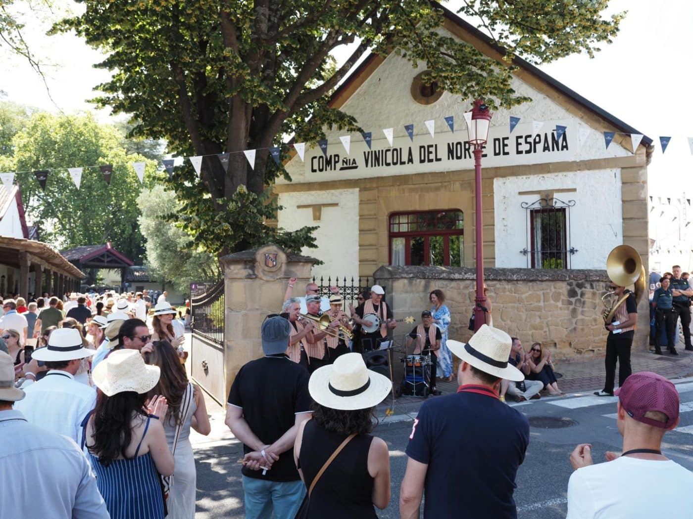FOTOS: El Barrio de la Estación de Haro desafía al calor y celebra una multitudinaria fiesta del vino 70