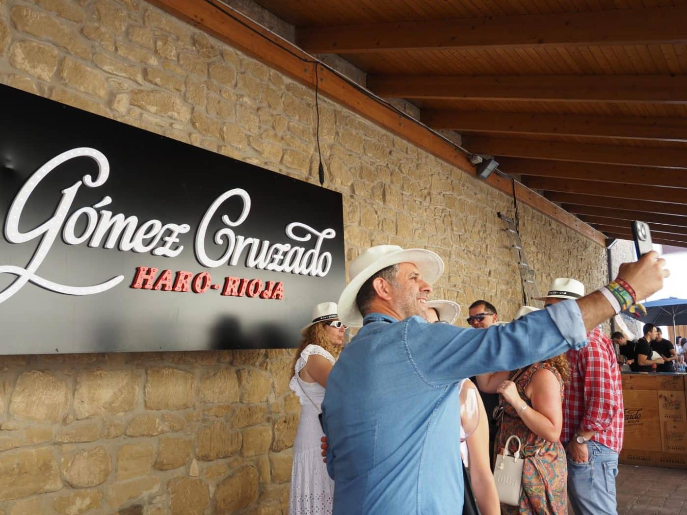 FOTOS: El Barrio de la Estación de Haro desafía al calor y celebra una multitudinaria fiesta del vino 71