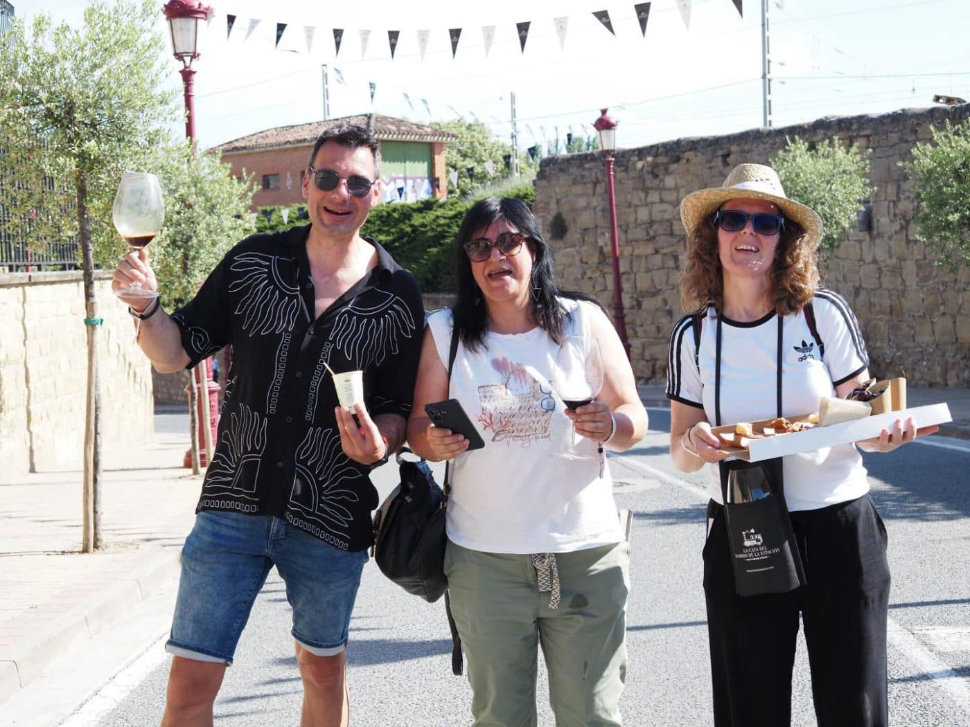 FOTOS: El Barrio de la Estación de Haro desafía al calor y celebra una multitudinaria fiesta del vino 65