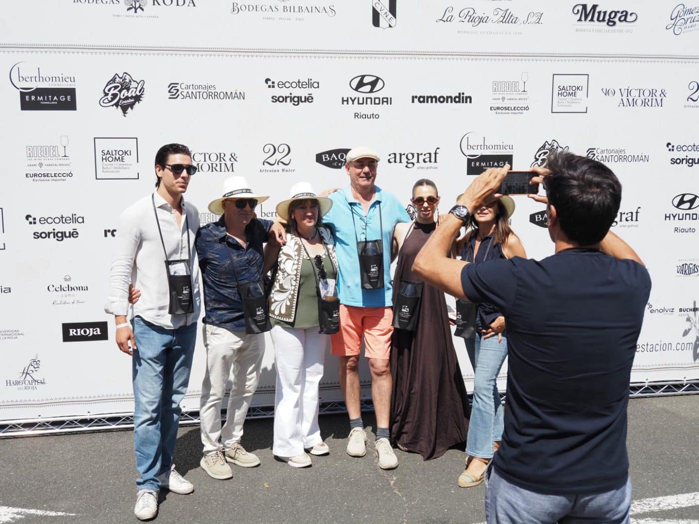 FOTOS: El Barrio de la Estación de Haro desafía al calor y celebra una multitudinaria fiesta del vino 59