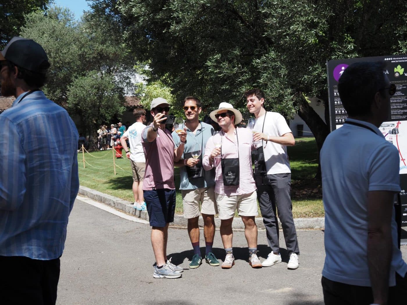 FOTOS: El Barrio de la Estación de Haro desafía al calor y celebra una multitudinaria fiesta del vino 61