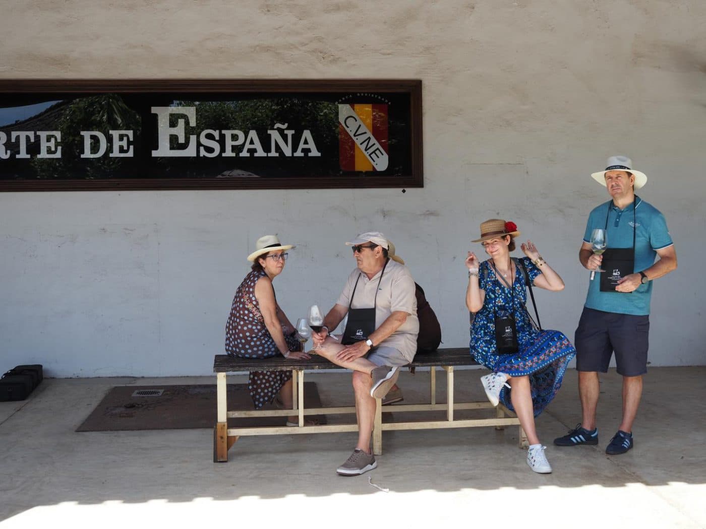 FOTOS: El Barrio de la Estación de Haro desafía al calor y celebra una multitudinaria fiesta del vino 54