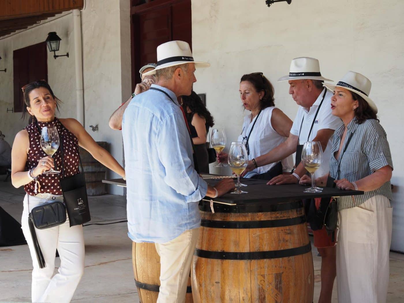 FOTOS: El Barrio de la Estación de Haro desafía al calor y celebra una multitudinaria fiesta del vino 45