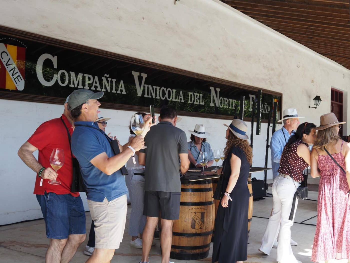 FOTOS: El Barrio de la Estación de Haro desafía al calor y celebra una multitudinaria fiesta del vino 55