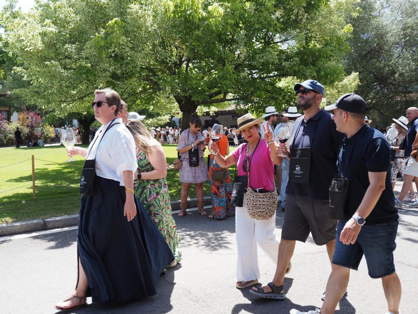 FOTOS: El Barrio de la Estación de Haro desafía al calor y celebra una multitudinaria fiesta del vino 60
