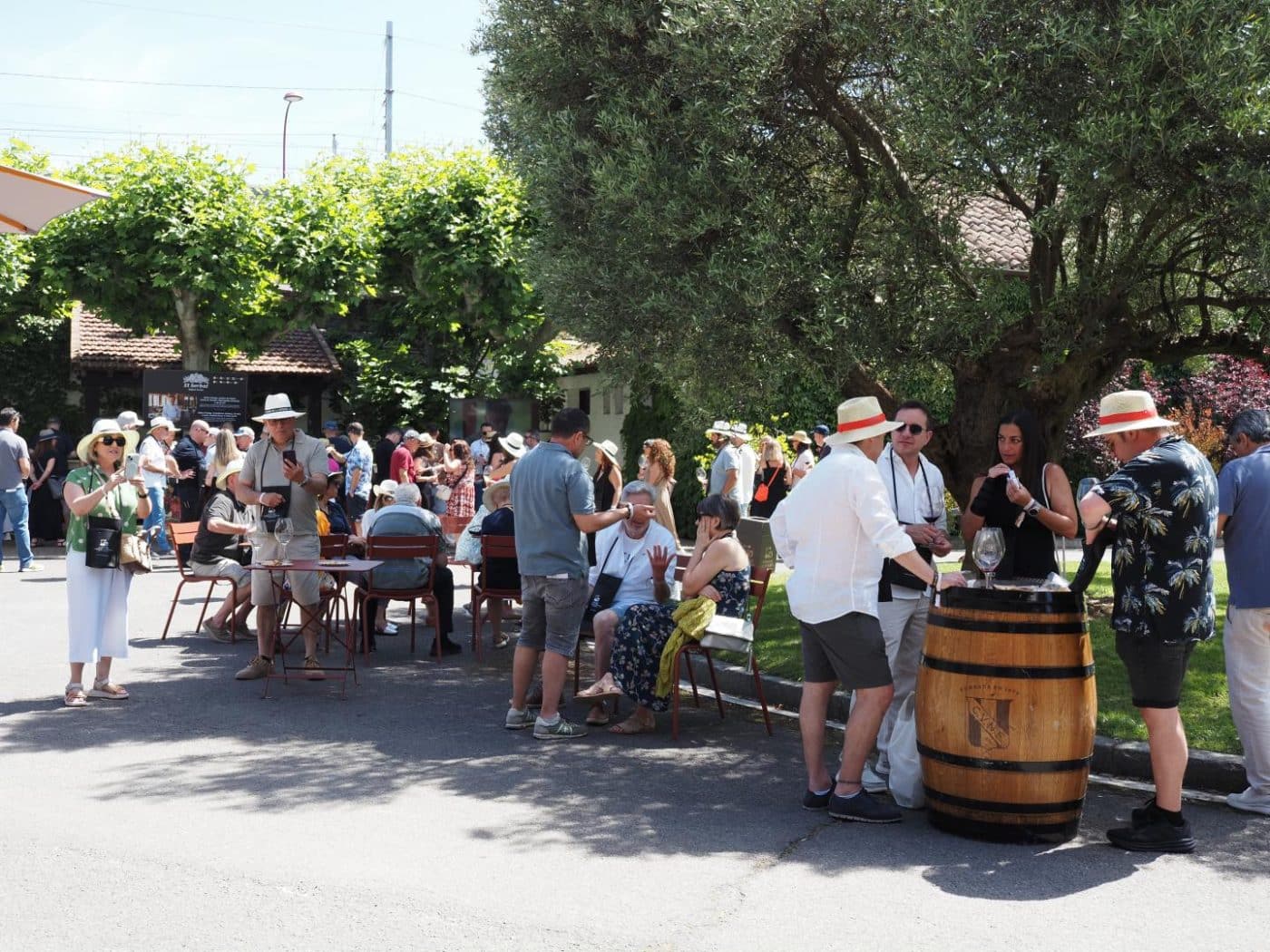 FOTOS: El Barrio de la Estación de Haro desafía al calor y celebra una multitudinaria fiesta del vino 49