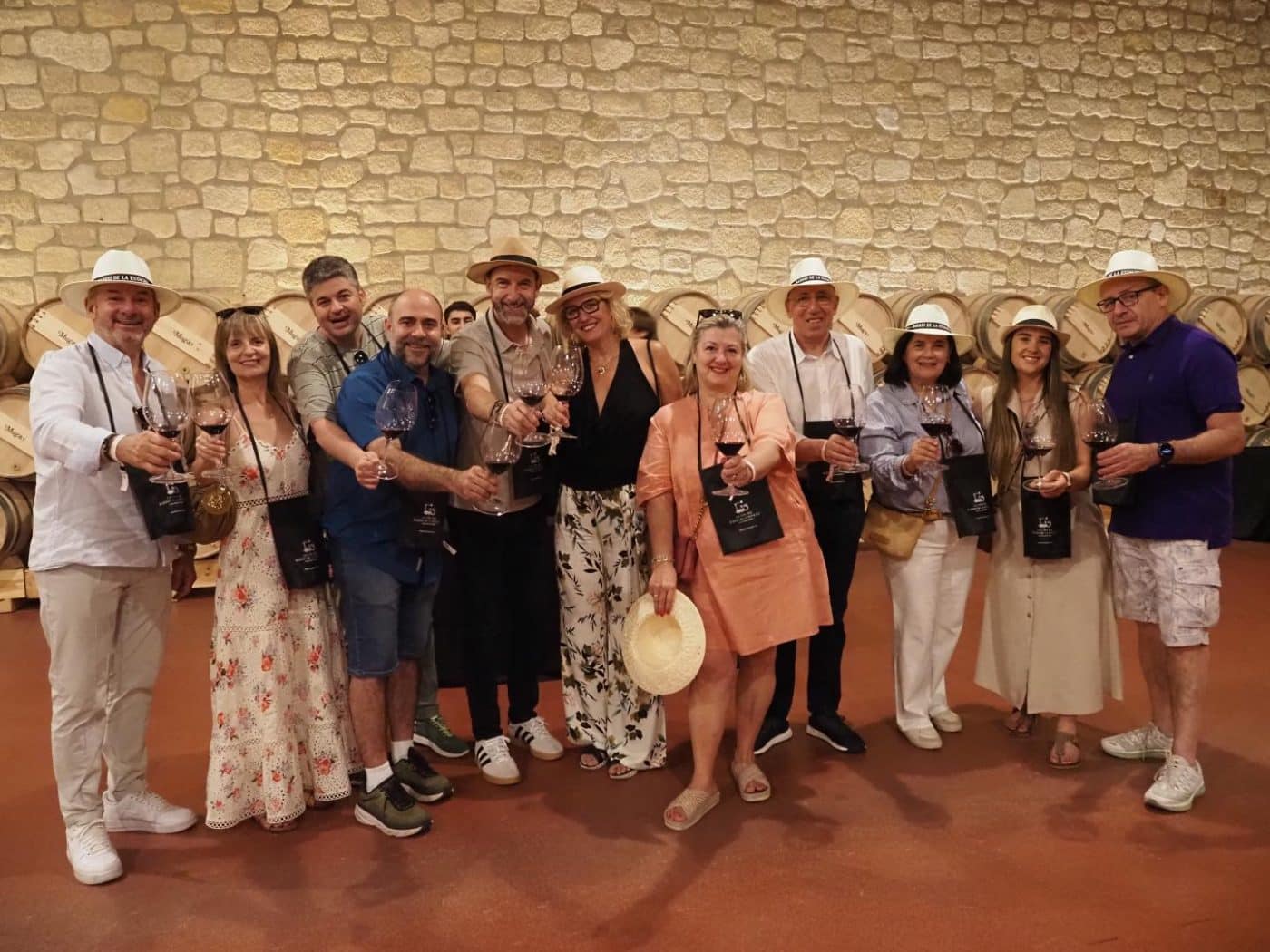 FOTOS: El Barrio de la Estación de Haro desafía al calor y celebra una multitudinaria fiesta del vino 46