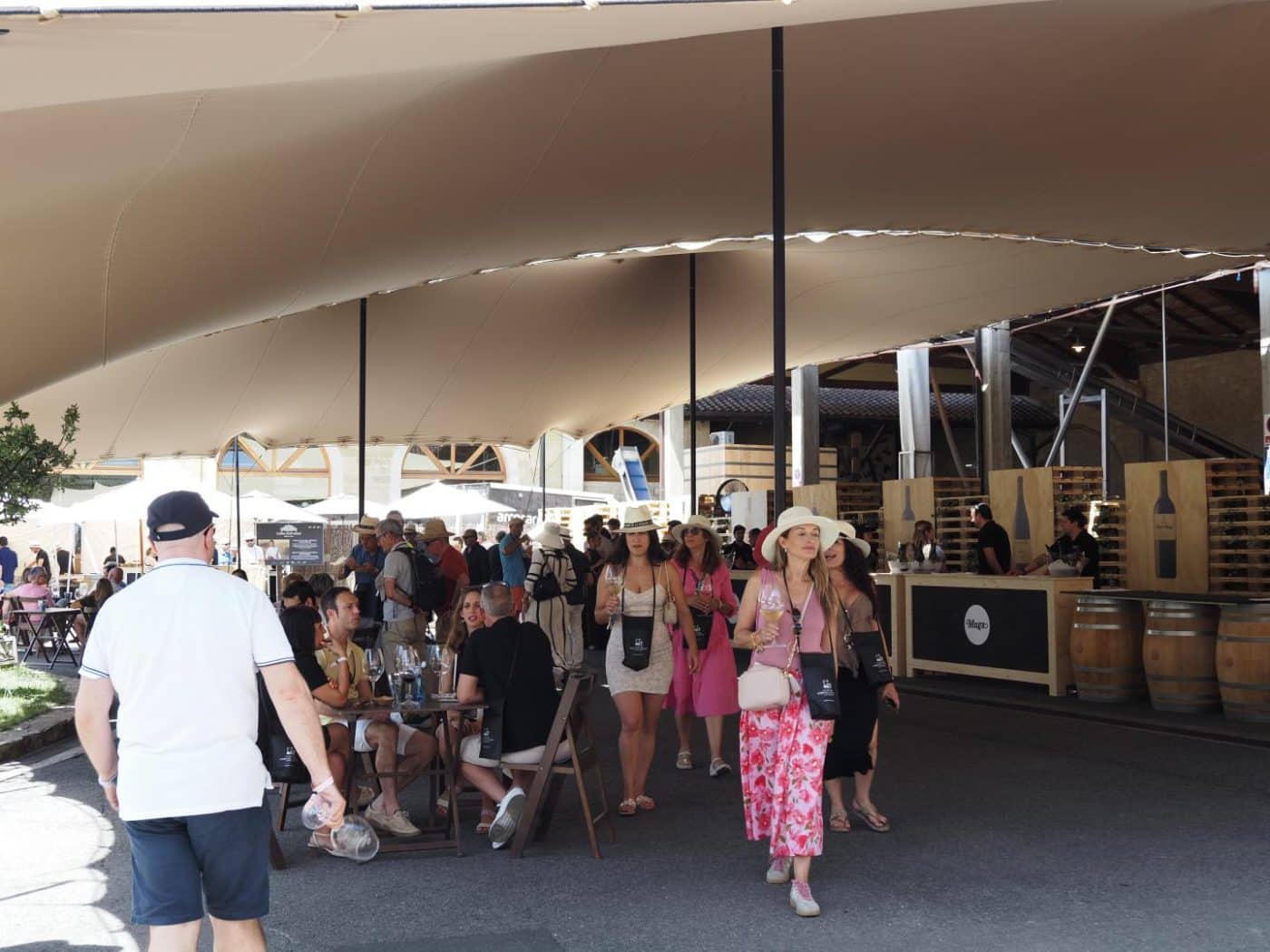 FOTOS: El Barrio de la Estación de Haro desafía al calor y celebra una multitudinaria fiesta del vino 30