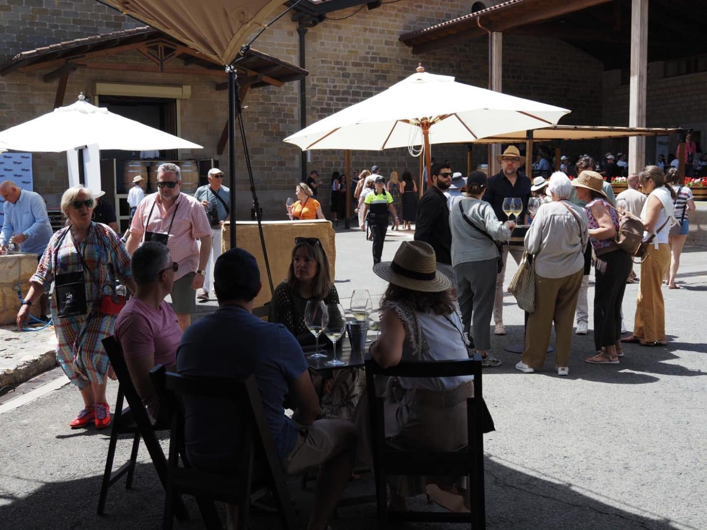 FOTOS: El Barrio de la Estación de Haro desafía al calor y celebra una multitudinaria fiesta del vino 31