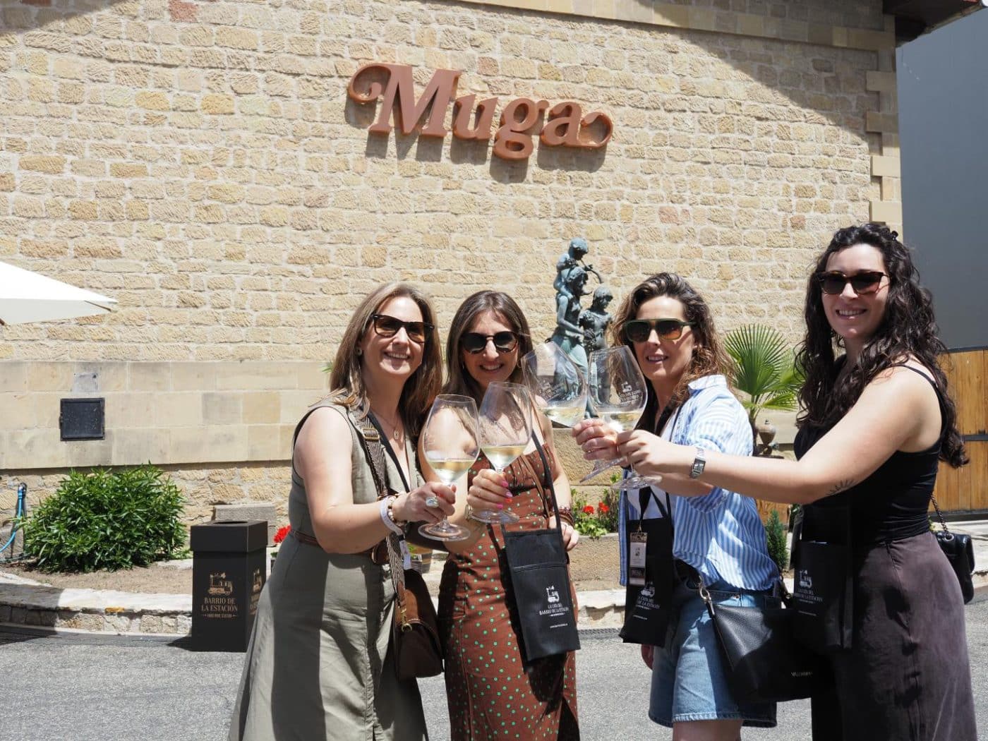 FOTOS: El Barrio de la Estación de Haro desafía al calor y celebra una multitudinaria fiesta del vino 32