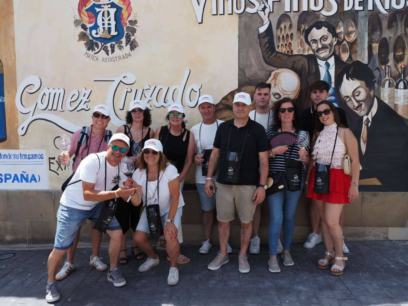 FOTOS: El Barrio de la Estación de Haro desafía al calor y celebra una multitudinaria fiesta del vino 36
