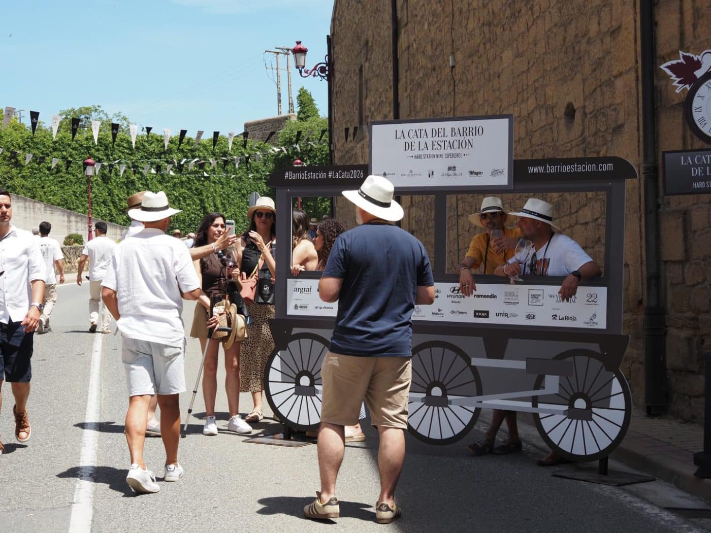 FOTOS: El Barrio de la Estación de Haro desafía al calor y celebra una multitudinaria fiesta del vino 26