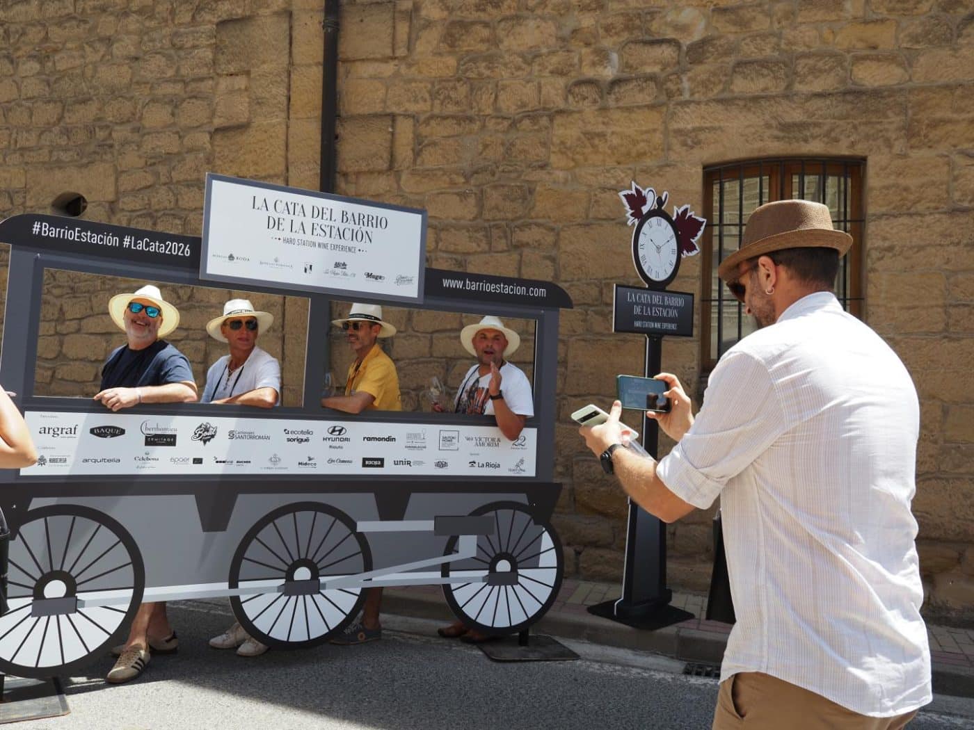 FOTOS: El Barrio de la Estación de Haro desafía al calor y celebra una multitudinaria fiesta del vino 25