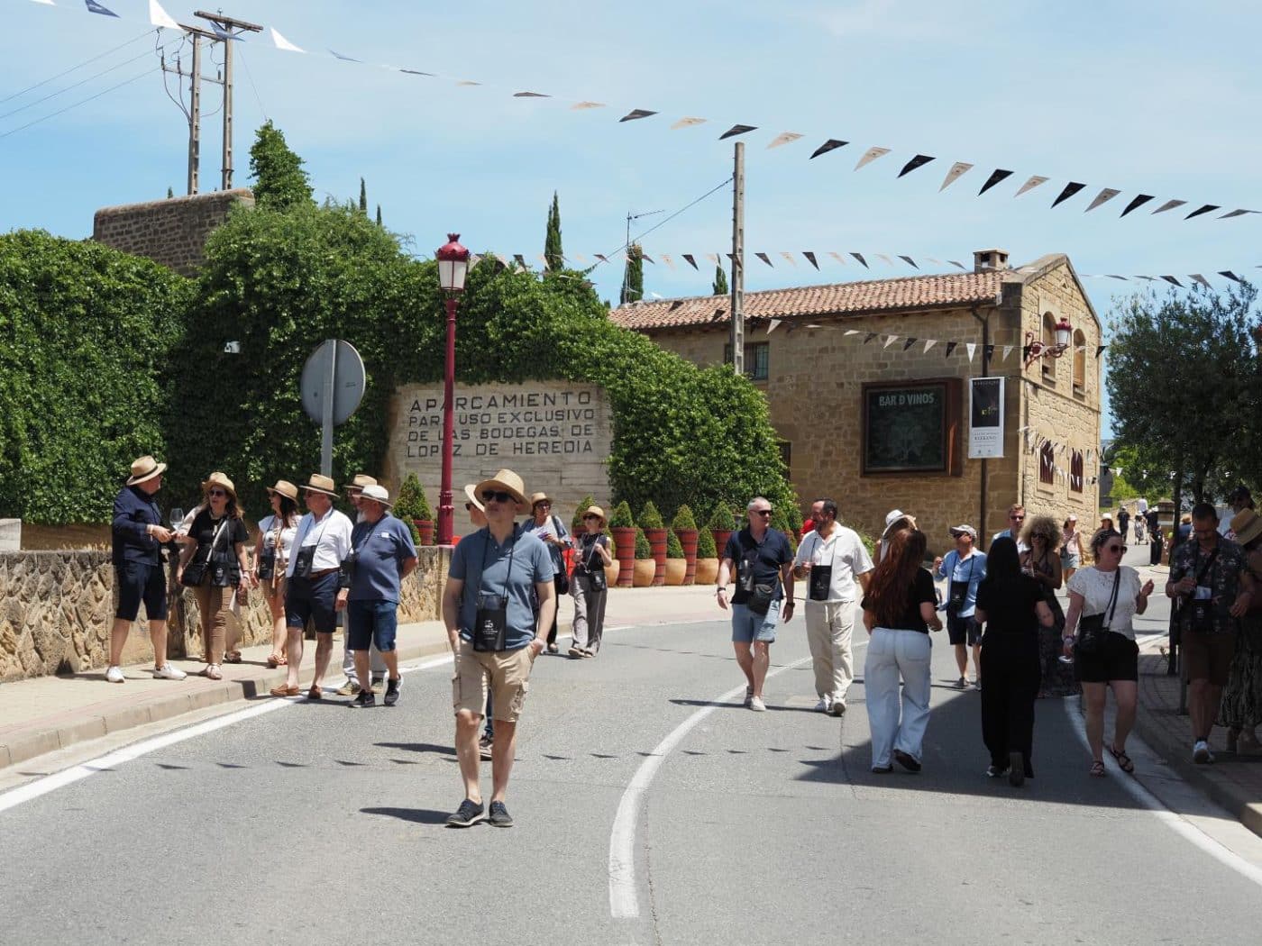 FOTOS: El Barrio de la Estación de Haro desafía al calor y celebra una multitudinaria fiesta del vino 24