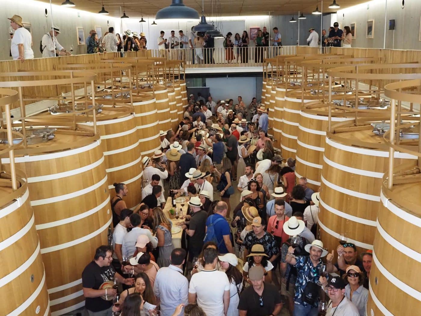 FOTOS: El Barrio de la Estación de Haro desafía al calor y celebra una multitudinaria fiesta del vino 21