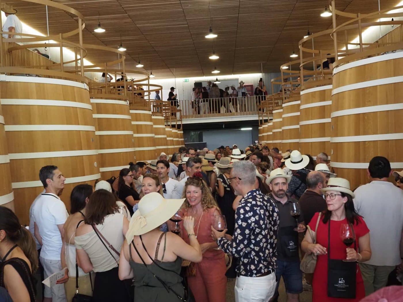 FOTOS: El Barrio de la Estación de Haro desafía al calor y celebra una multitudinaria fiesta del vino 28