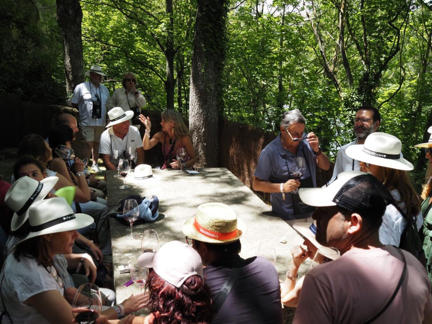 FOTOS: El Barrio de la Estación de Haro desafía al calor y celebra una multitudinaria fiesta del vino 16