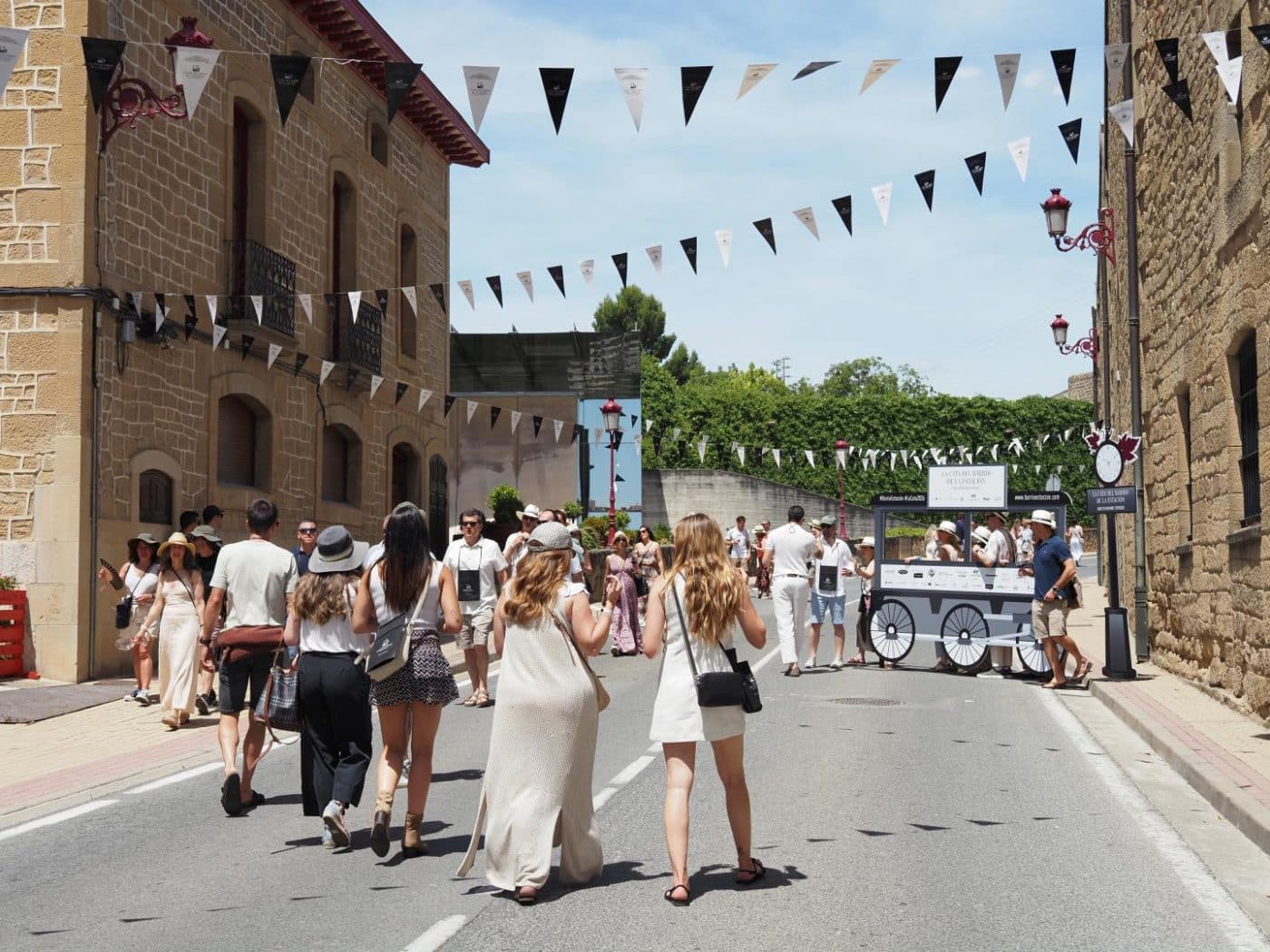 FOTOS: El Barrio de la Estación de Haro desafía al calor y celebra una multitudinaria fiesta del vino 14