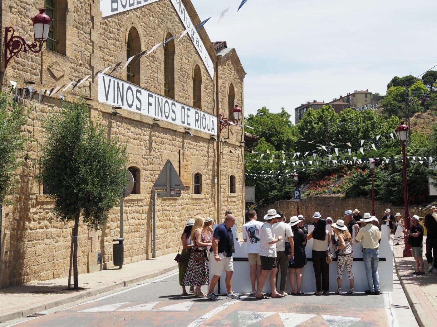 FOTOS: El Barrio de la Estación de Haro desafía al calor y celebra una multitudinaria fiesta del vino 15