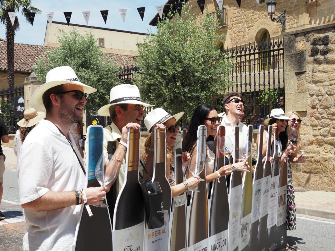 FOTOS: El Barrio de la Estación de Haro desafía al calor y celebra una multitudinaria fiesta del vino 7