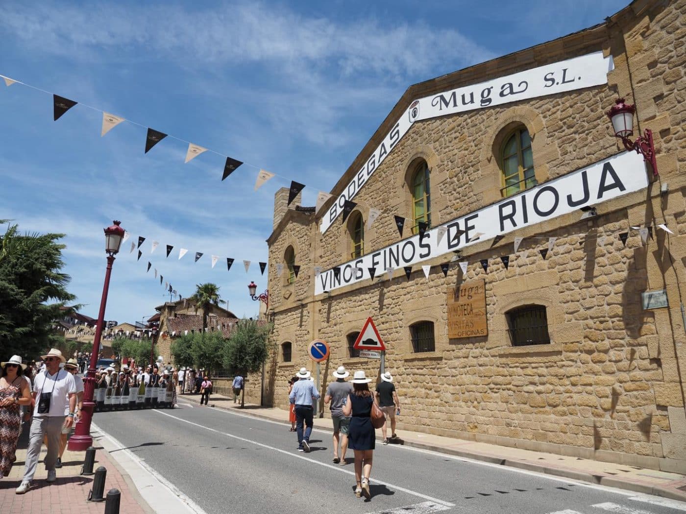 FOTOS: El Barrio de la Estación de Haro desafía al calor y celebra una multitudinaria fiesta del vino 6