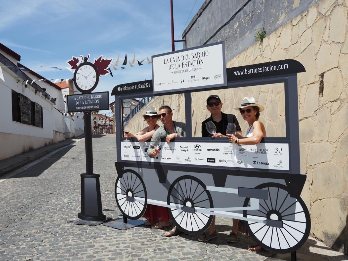 FOTOS: El Barrio de la Estación de Haro desafía al calor y celebra una multitudinaria fiesta del vino 5
