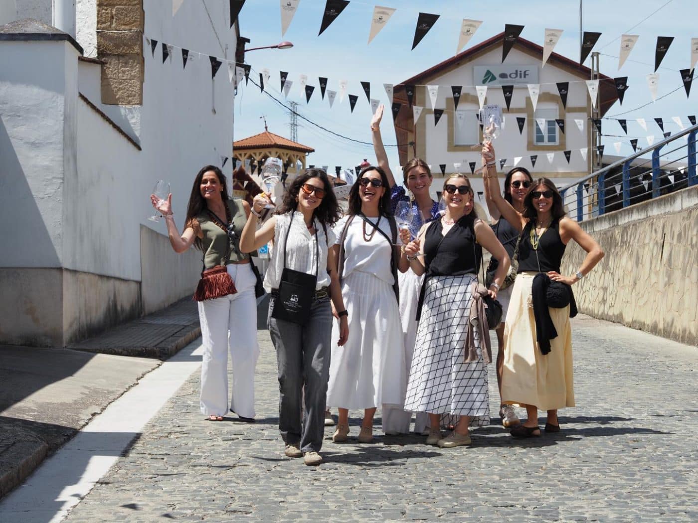 FOTOS: El Barrio de la Estación de Haro desafía al calor y celebra una multitudinaria fiesta del vino 37