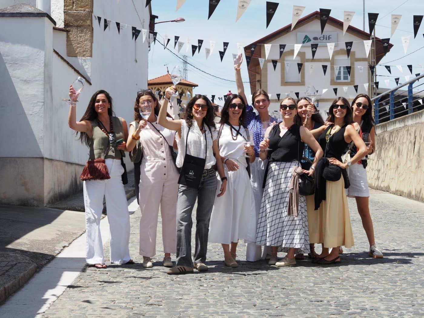 FOTOS: El Barrio de la Estación de Haro desafía al calor y celebra una multitudinaria fiesta del vino 17