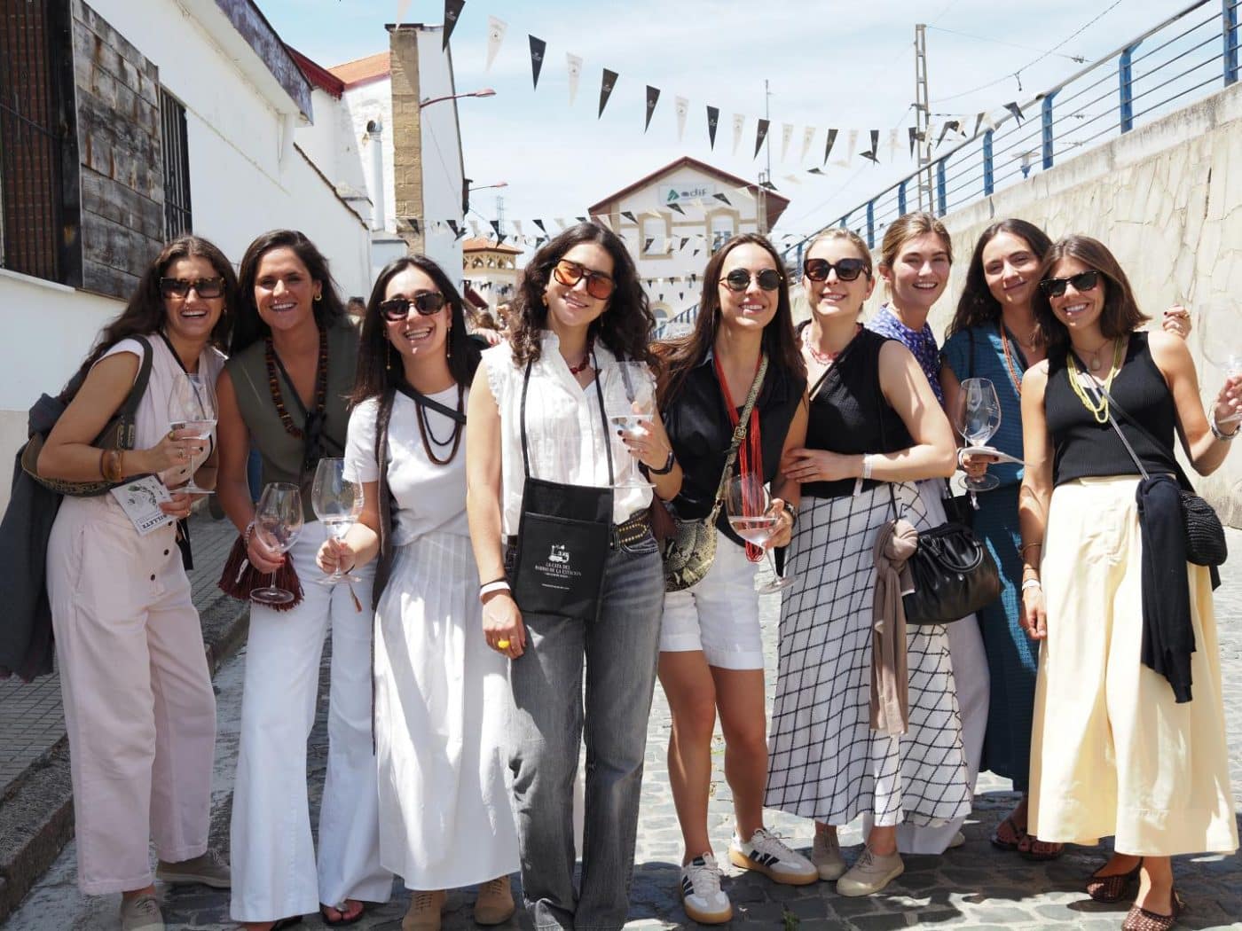 FOTOS: El Barrio de la Estación de Haro desafía al calor y celebra una multitudinaria fiesta del vino 33
